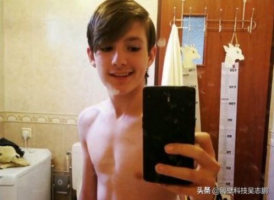 ​16岁小伙徒手健身1年后大变样，看他从瘦弱到肌肉身材的转变过程