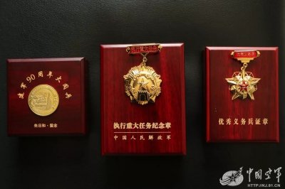 ​新兵的行李中为何点验出“执行重大任务纪念章”……