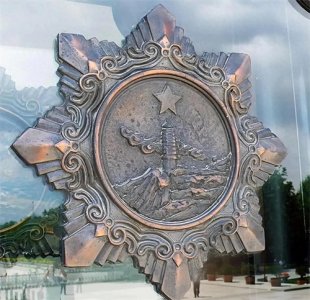 ​1955年国家颁发的“独立自由”勋章为，何不叫“抗战胜利”勋章？