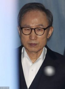 ​韩国前总统李明博申请保释，睡觉都要戴呼吸机，担心自己猝死