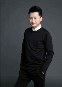 ​杨帆的妻子女儿照片曝光，妻子惊艳女儿呆萌，网友：难怪不愿公开