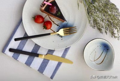 ​bite是“咬”，dust是“灰尘”，英语bite the dust到底是什么意思