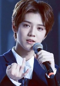 ​鹿晗爆出最新无打光无滤镜素颜照，网友惊呼：这是经历了啥？