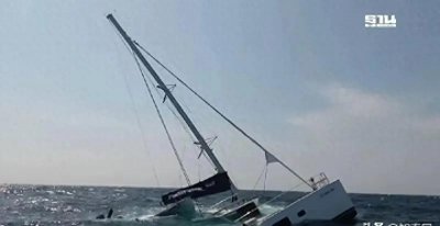 ​惊魂一刻！泰国普吉岛双体游船突遭沉船，33名中国游客生死瞬间！