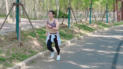 ​自律达人！国乒女神陈梦假期户外跑步晒靓照，高露腹肌十分抢镜