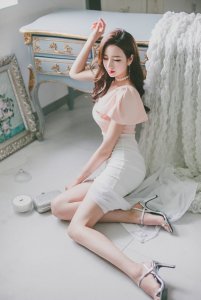 ​美女小姐姐性感且优雅