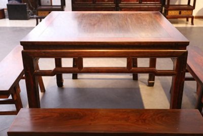 ​民间习俗中，“八仙桌”的座次有什么讲究？