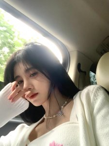 ​鞠婧祎穿露脐装秀长腿称：假期晒库存照