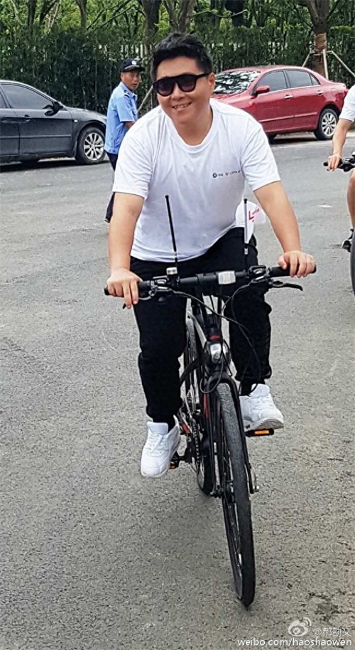 26岁的郝邵文近照，小时候胖现在还是这么胖啊！