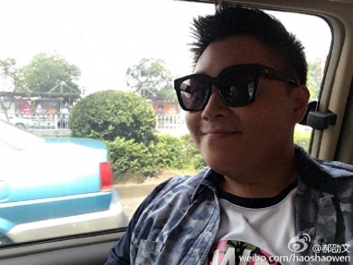 26岁的郝邵文近照，小时候胖现在还是这么胖啊！