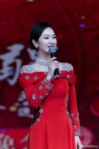 ​王治郅妻子主持2024广西春晚，长相甜美，身材高大，大郅好福气啊