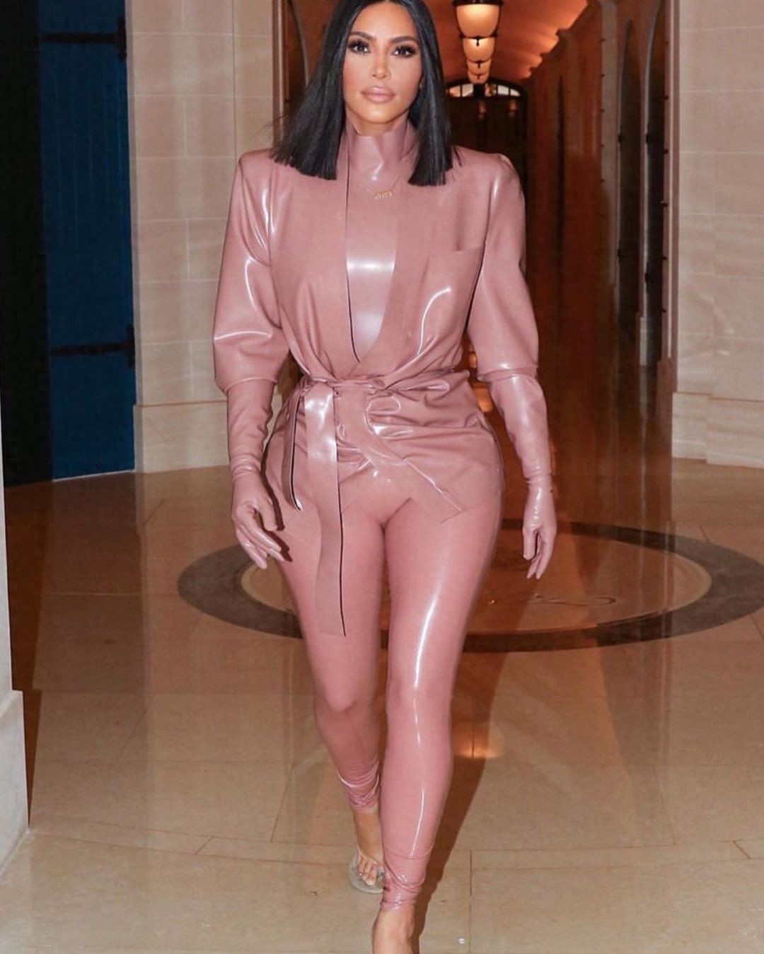 卡戴珊巴黎三套乳胶衣秀衣品，腰身纤细但大垫肩坑人，肩比老公宽