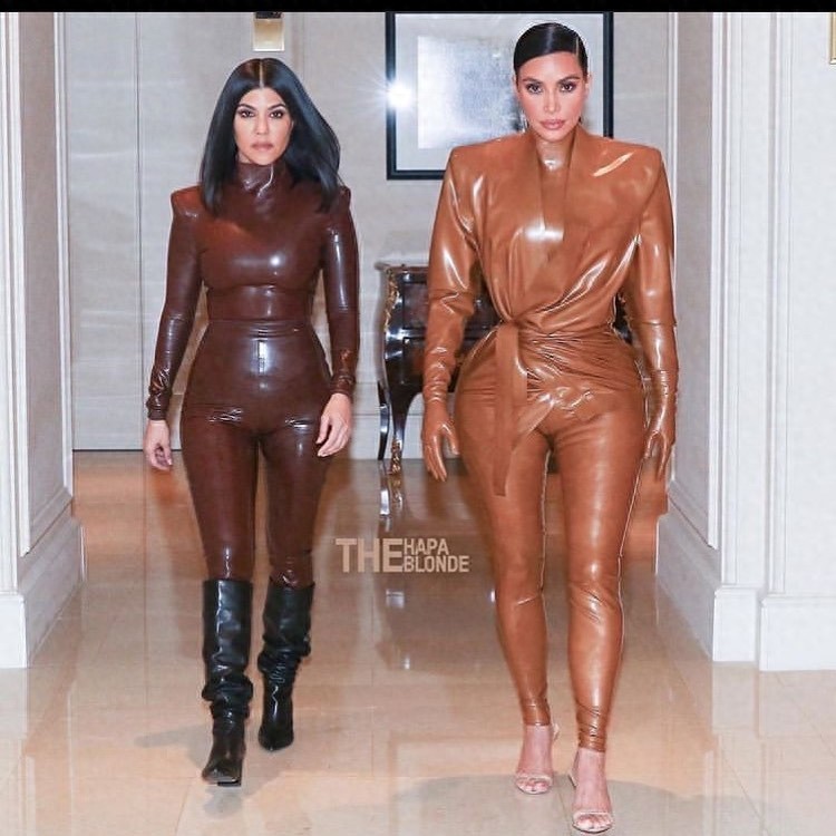 卡戴珊巴黎三套乳胶衣秀衣品，腰身纤细但大垫肩坑人，肩比老公宽