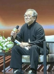 ​震撼！成龙近照曝光，网友惊呼：岁月无情，他依旧笑容灿烂