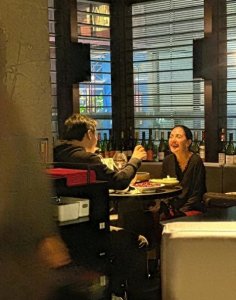 ​刘烨妻子和一位男子聚餐，吃川菜配葡萄酒，43岁安娜松弛感明显