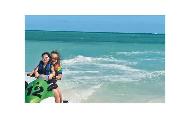 南非一女子逛超市没戴口罩被赶