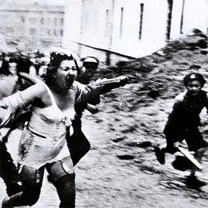 ​犹太女人被纳粹疯狂摧残，裸尸遍野的老照片，尘封70年依旧胆颤