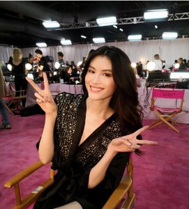 ​何穗疑恋情曝光，与男子车内密会达3小时，有消息称何穗已结婚