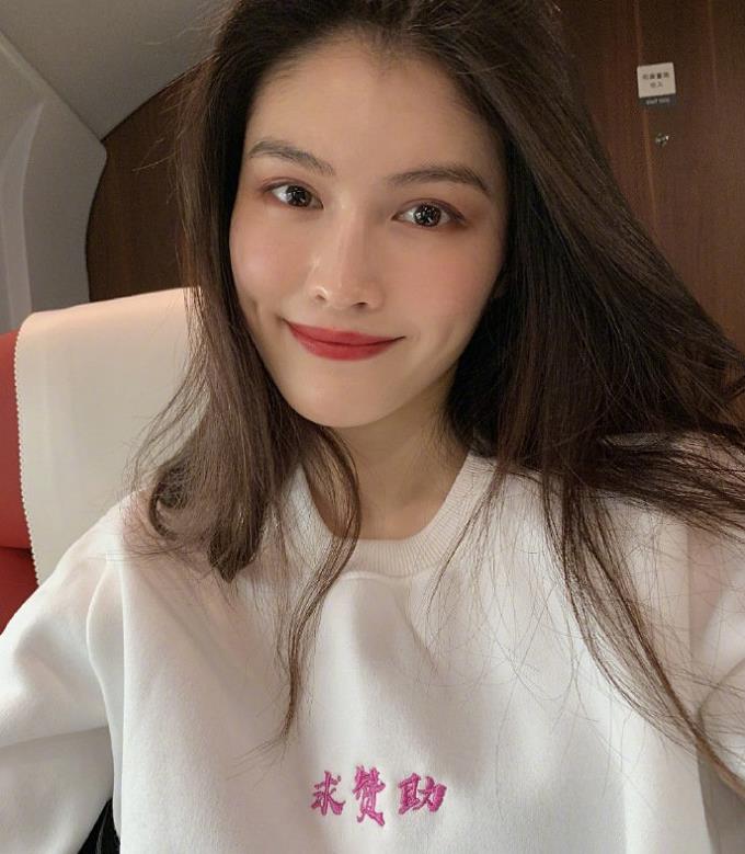 何穗疑恋情曝光，与男子车内密会达3小时，有消息称何穗已结婚