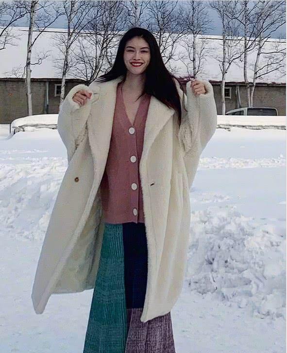 何穗疑恋情曝光，与男子车内密会达3小时，有消息称何穗已结婚