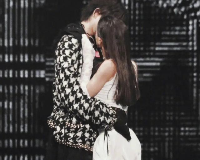 借位接吻（蔡徐坤当众跟女伴上演借位吻）