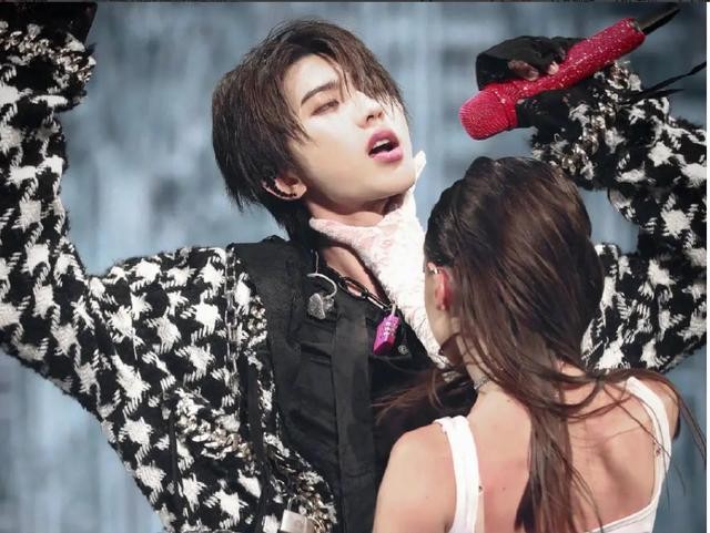 借位接吻（蔡徐坤当众跟女伴上演借位吻）