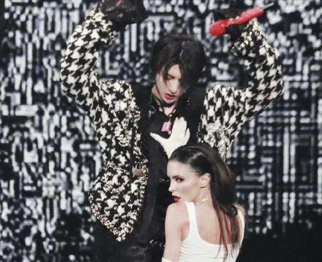 借位接吻（蔡徐坤当众跟女伴上演借位吻）