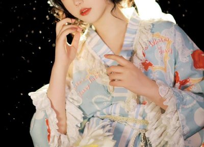 ​麦迪娜一家，麦迪娜晒一家三口合影庆祝33岁生日