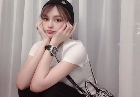 周扬青家里有多少钱 周扬青家里做什么的