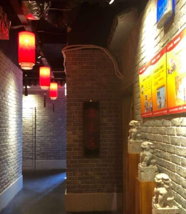 邓伦开的火锅店招牌亮了，网友：确认过名字，是凤凰开的店！