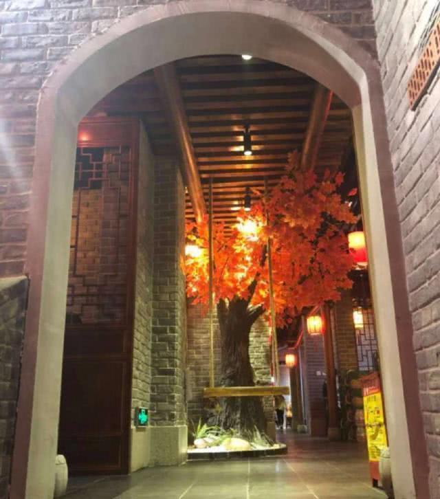 邓伦开的火锅店招牌亮了，网友：确认过名字，是凤凰开的店！