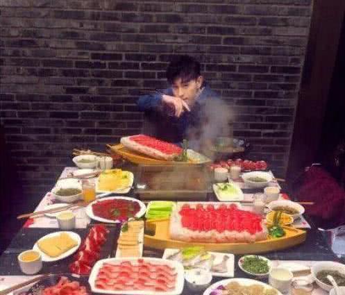 邓伦开的火锅店招牌亮了，网友：确认过名字，是凤凰开的店！