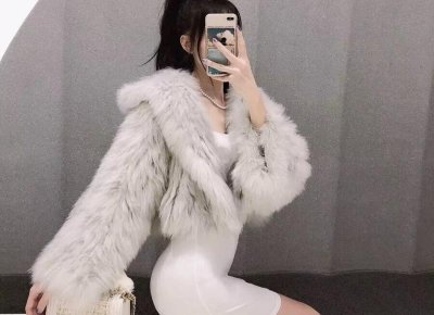 ​两个人“亲吻”时