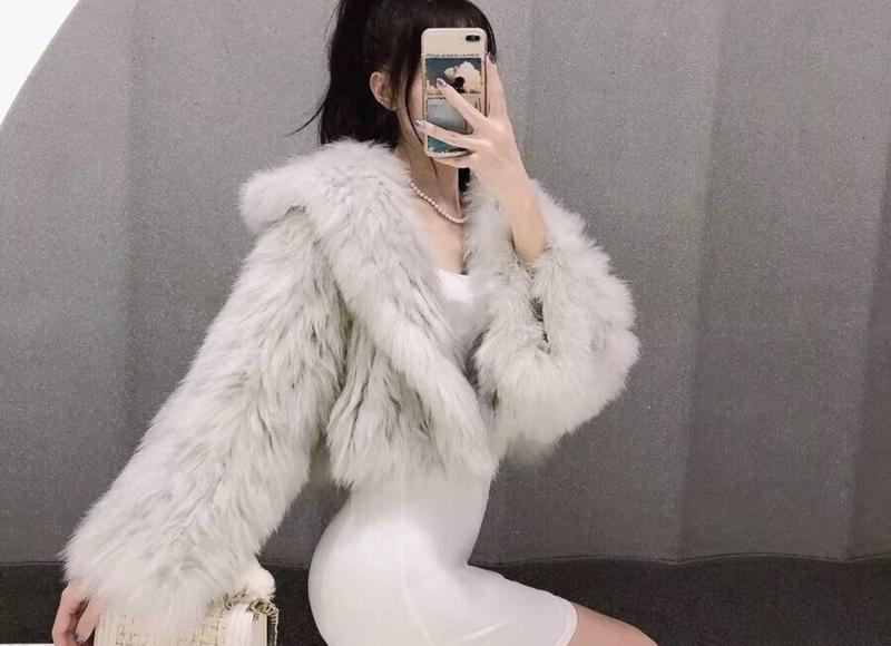 两个人“亲吻”时