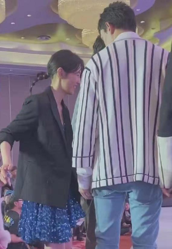 张子枫眼里只有彭昱畅？吴磊伸手要扶，竟果断拒绝了！