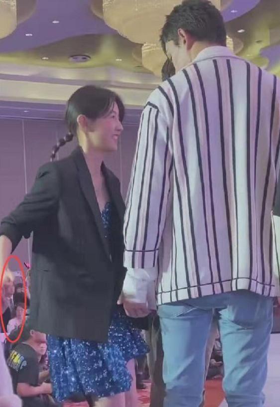 张子枫眼里只有彭昱畅？吴磊伸手要扶，竟果断拒绝了！