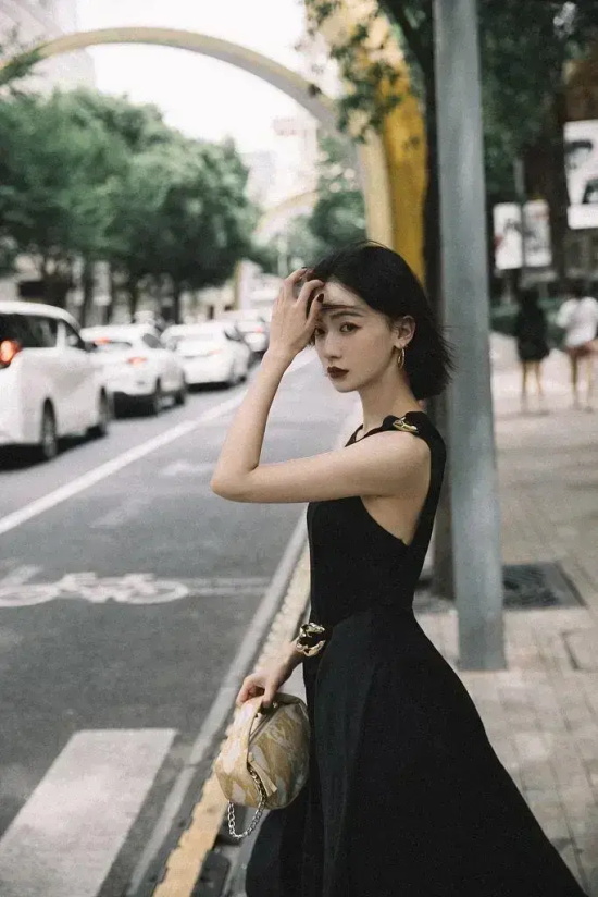 吴谨言吊带黑长裙街头胶片风写真合集
