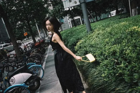 吴谨言吊带黑长裙街头胶片风写真合集