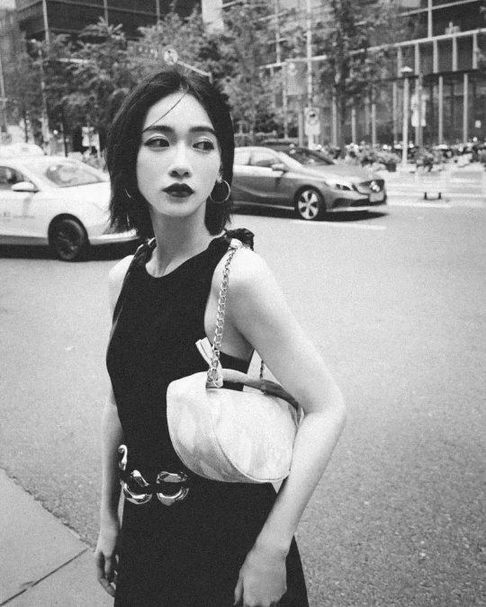 吴谨言吊带黑长裙街头胶片风写真合集