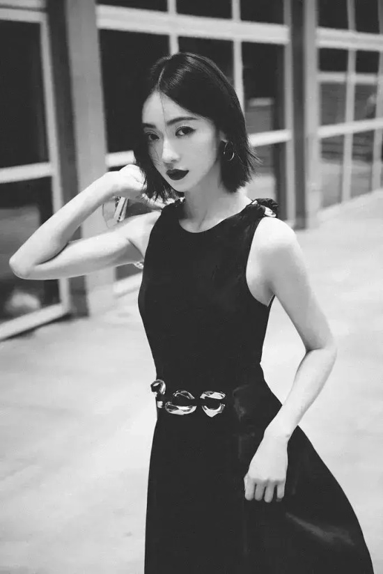 吴谨言吊带黑长裙街头胶片风写真合集