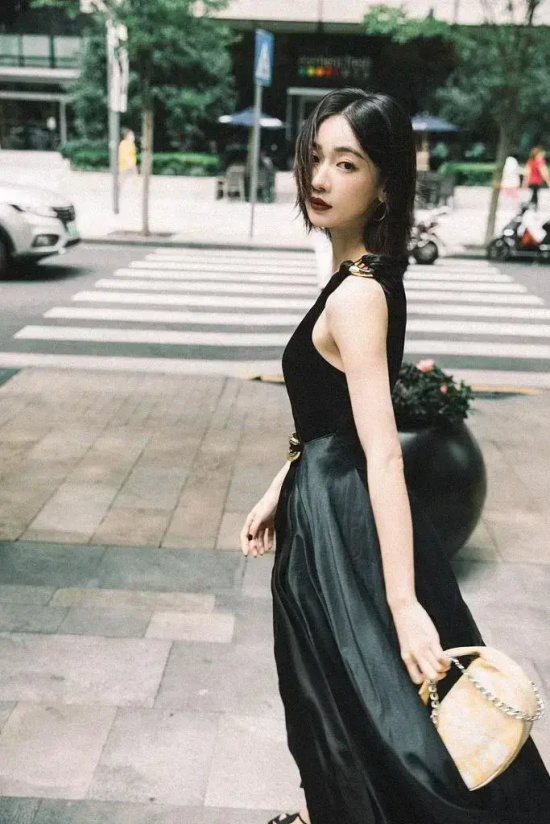 吴谨言吊带黑长裙街头胶片风写真合集