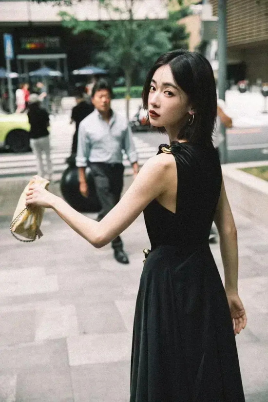 吴谨言吊带黑长裙街头胶片风写真合集