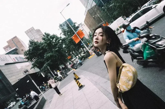 吴谨言吊带黑长裙街头胶片风写真合集
