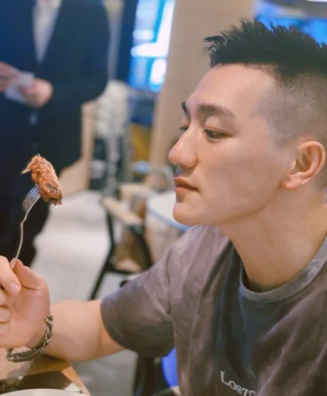 张馨予为老公何捷辟谣 转业系假要求删帖！