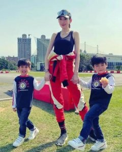 ​林志颖娇妻身材太好 皮肤白皙紧致大长腿抢镜