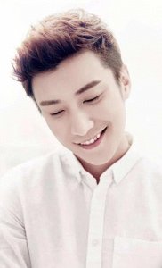 ​陈乔恩前往乔任梁墓地，一袭黑衣显落寞，墓前被粉色鲜花簇拥