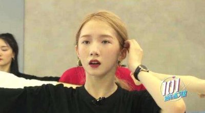 ​孟美岐卸掉眼妆素颜清秀，有邻家女孩的感觉