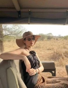 ​31岁乔欣结婚后现身非洲，穿豹纹裙配丝巾，火辣得像换了个人