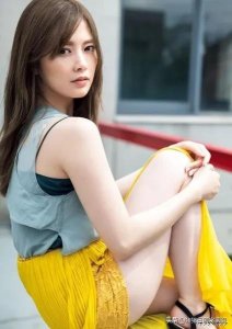 ​白石麻衣身穿针织开叉连衣裙，展示美腿以及完美的身材曲线