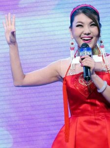 ​乌兰图雅《套马杆》高亢的嗓音展现草原儿女的英姿。